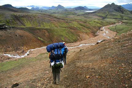 Wanderer mit Gepäck im Hochland Islands