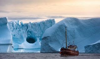 Mitternachtssonne und Eisberge im Ilulissat Eisfjord