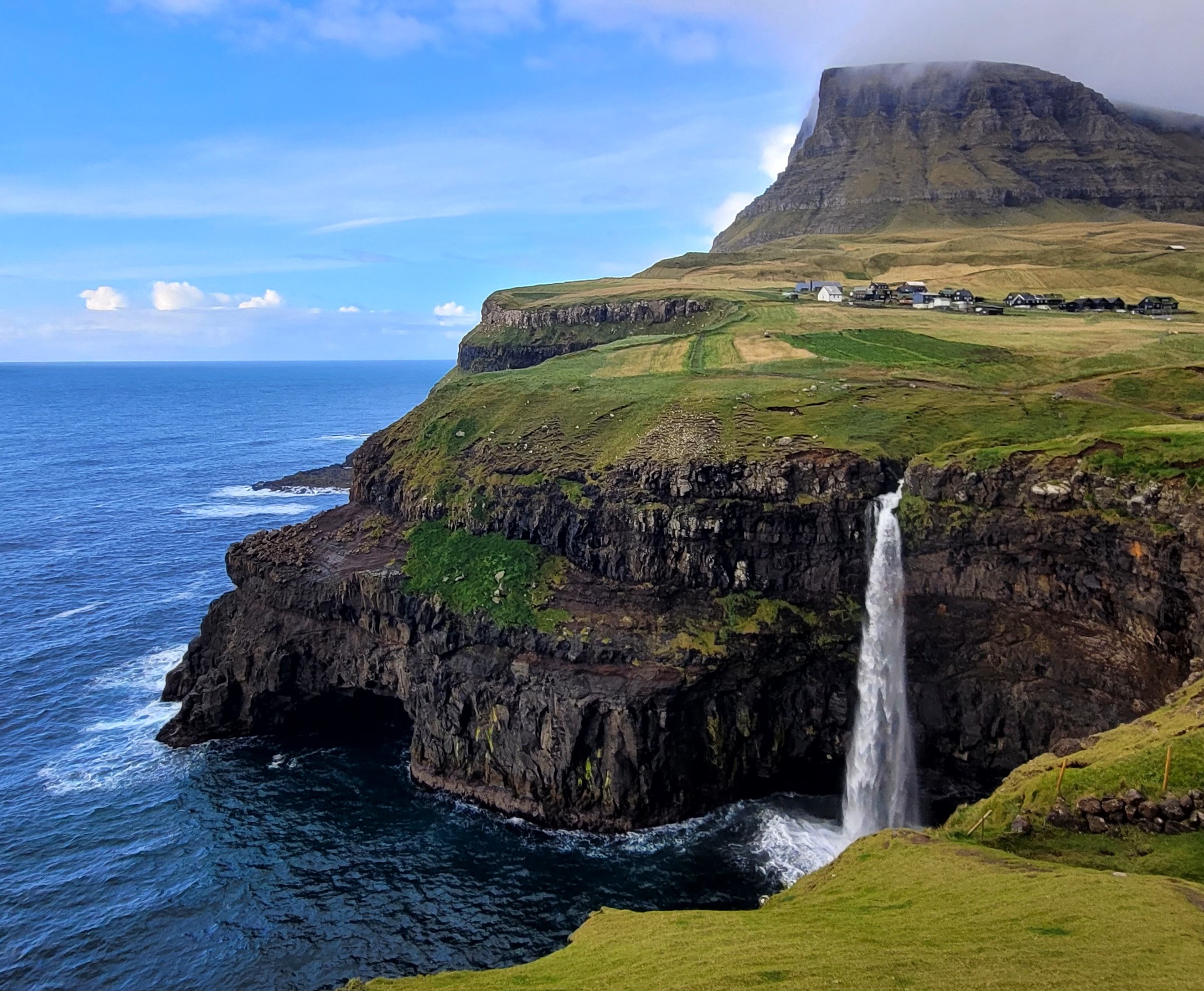 Múlafossur, Wasserfall in Gásadalur auf den Färöer Inseln
