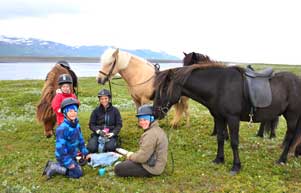 Familie beim Reiten in Island