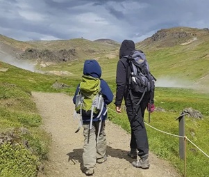 Kinder beim Wandern in Reykjadalur in Island 