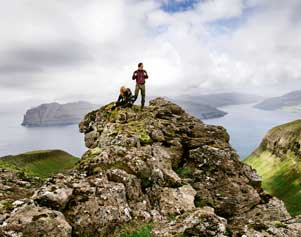 Wanderer auf den Bergen der Färöer-Inseln.