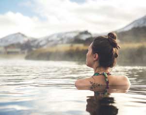 Frau beim Baden in heißen Quellen