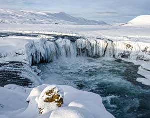 Wasserfall Goðafoss im Schnee