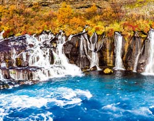 Die Lavawasserfälle Hraunfossar bestehen aus über hundert kleinen Wasserfällen.