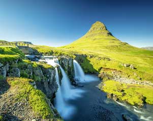 Der Berg Kirkjufell ist der imposante Hausberg des Fischerstädtchens Grundarfjörður am westlichen Zipfel Islands.