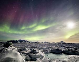 Polarlichter über Eislandschaft