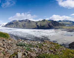 Im Nationalpark Skaftafell kommt man dem größten Gletscher Europas, dem Vatnajökull, sehr nahe.