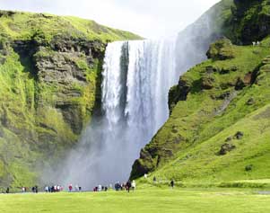Der Wasserfall Skogafoss ist das Wahrzeichen des Ortes Skogar im Süden Islands.