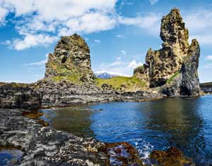 Über den Vogelklippen der Halbinsel Snæfellsnes thront der Gletschervulkan Snæfellsjökull