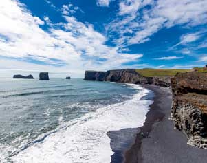 Die Felsen an der Südküste Islands sind der Sage nach Trolle, die vom Sonnenlicht versteinert wurden.