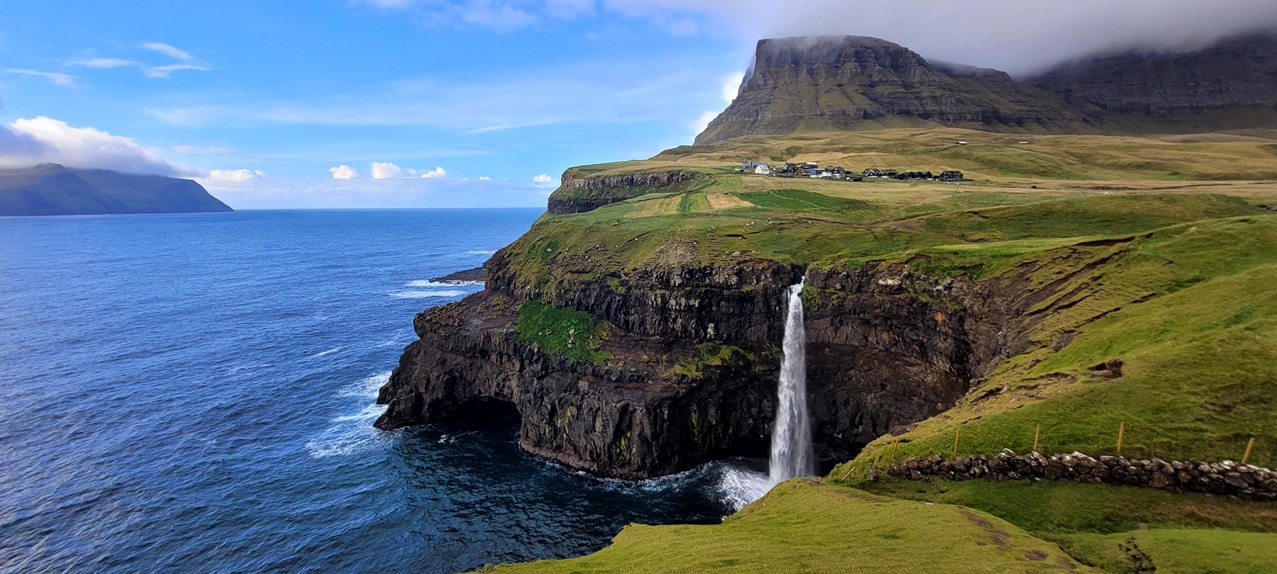 Múlafossur, Wasserfall in Gásadalur auf den Färöer Inseln