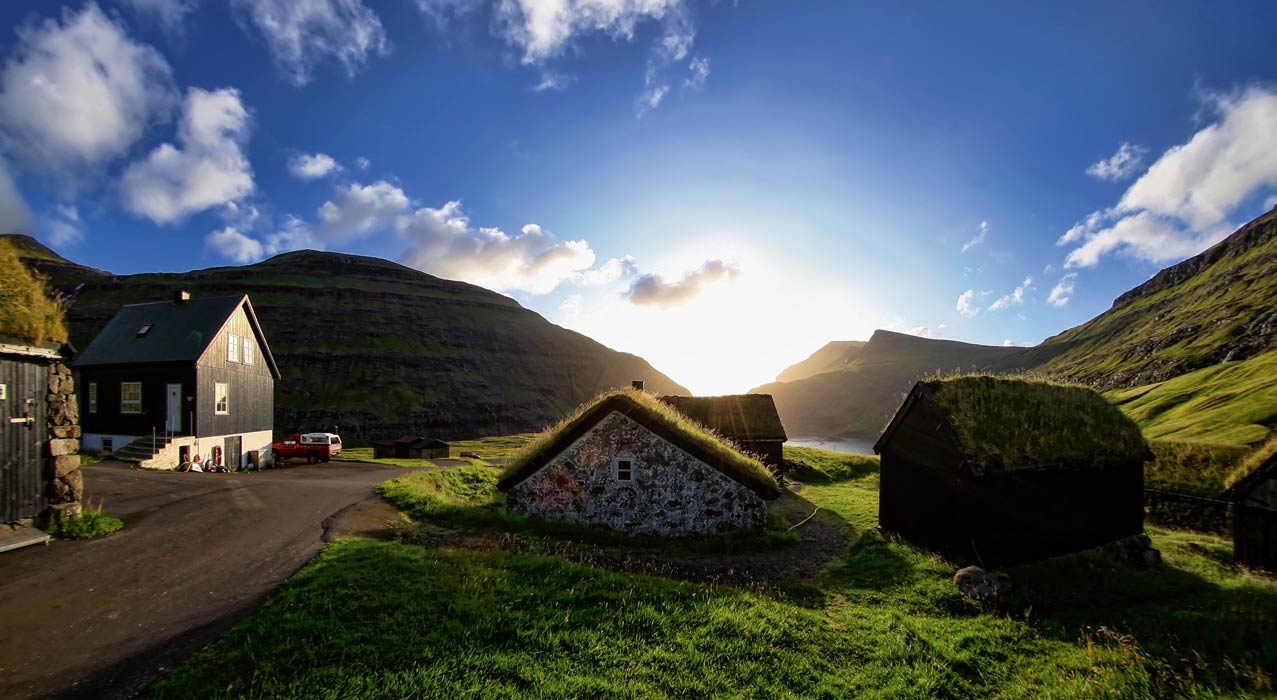 Grashäuser auf den Färöer Inseln.