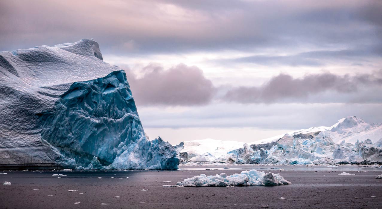 Schwimmende Eisberge in den Fjorden Grönlands