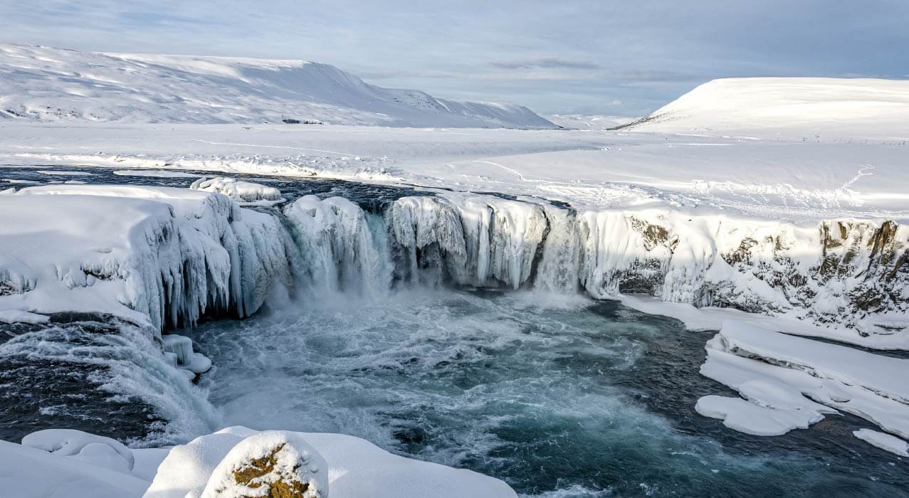 Wasserfall Goðafoss im Winter