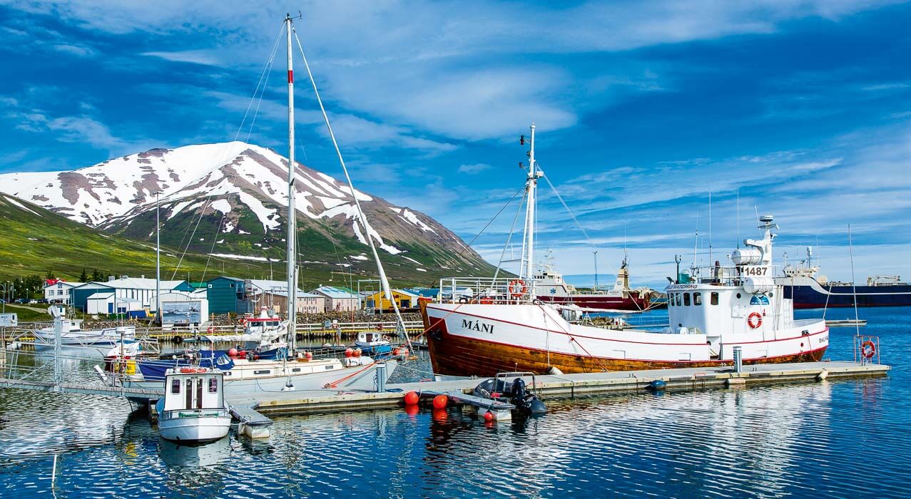 Schiff im Hafen in Island