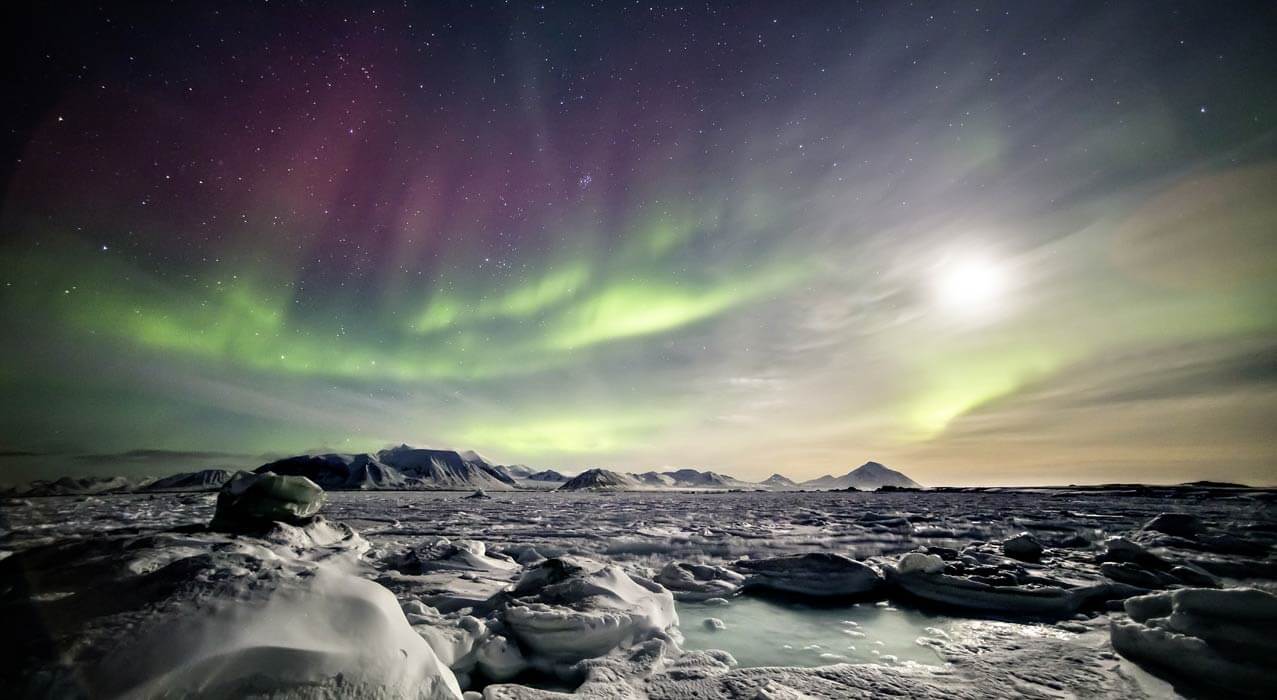 Polarlichter über isländischer Winterlandschaft