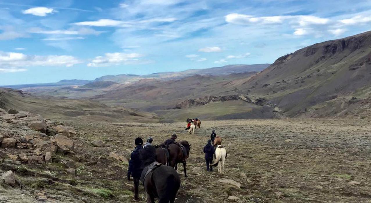 Reiter im zerfurchten vulkanischen Gebiet in Island