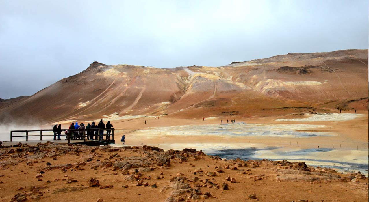 Gruppe an einem Heissquellengebiet in Island