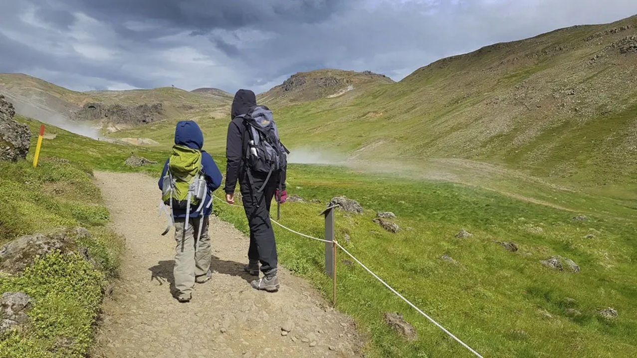Kinder wandern bei Reykjadalur in Island, Foto Audur